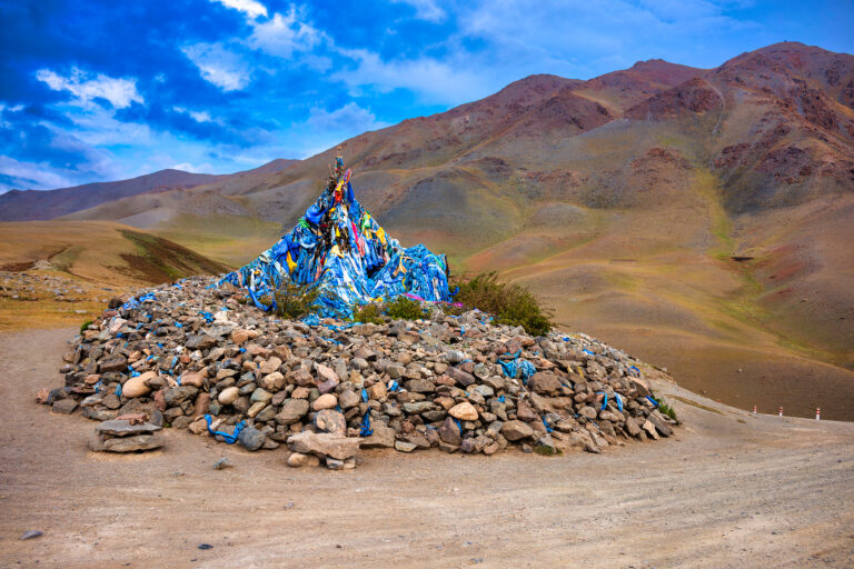 Ovoo und Opferzeremonien – Spirituelle Kraftorte auf deiner Reise in die Mongolei